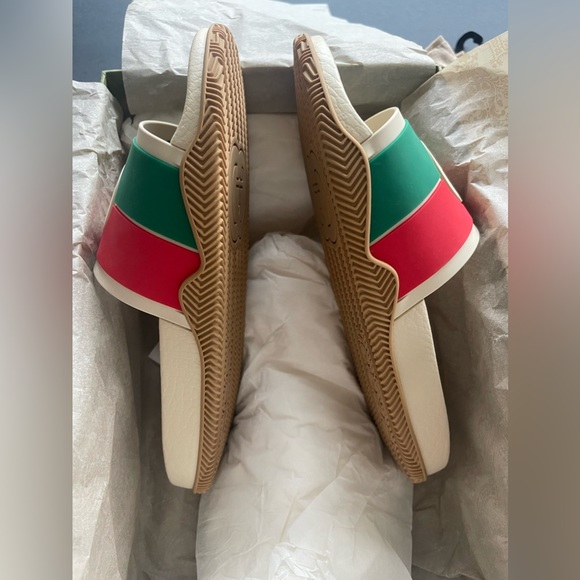 New Gucci GG Interlocking Logo Rubber Sandals - Picture 4 of 16